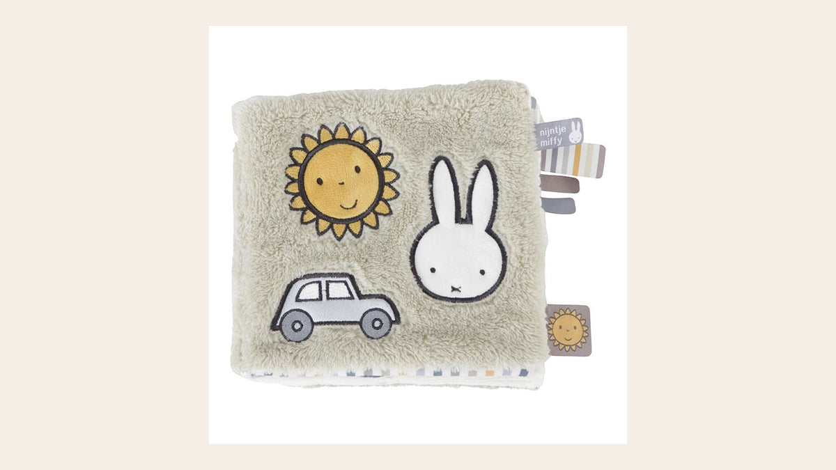 Unverändertes Originalfoto des grünen Miffy-Stoffbuchs als optionaler Spielbegleiter für wache Babymomente