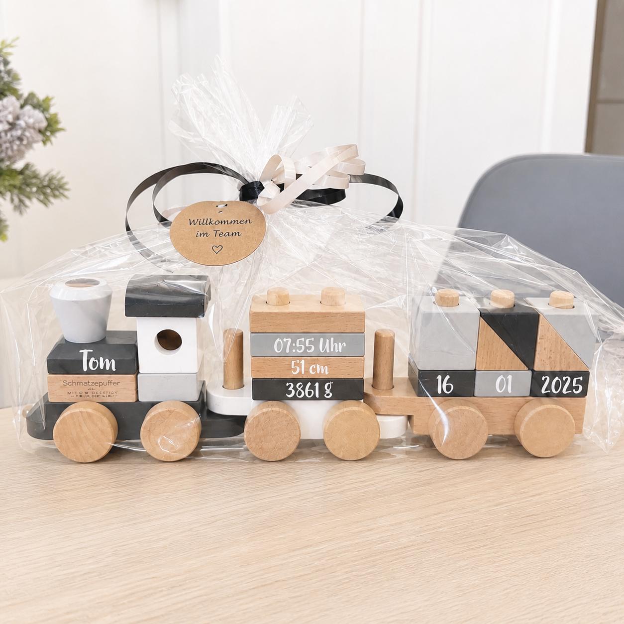 Was schenken Unternehmen zur Geburt eines Kindes? Personalisierter Holzzug mit Name, Geburtsdatum, Größe und Gewicht als Mitarbeitergeschenk von Schmatzepuffer