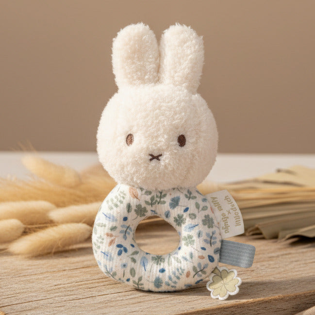 Weicher Baby-Greifling in Hasenform mit Stoffring und Blumenmuster