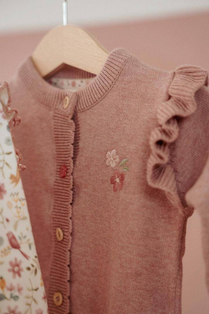 Little Dutch Baby-Strickjacke Fairy Pink – Detailansicht der Newborn-Jacke mit Rüschen und zarter Stickerei auf der Brust
