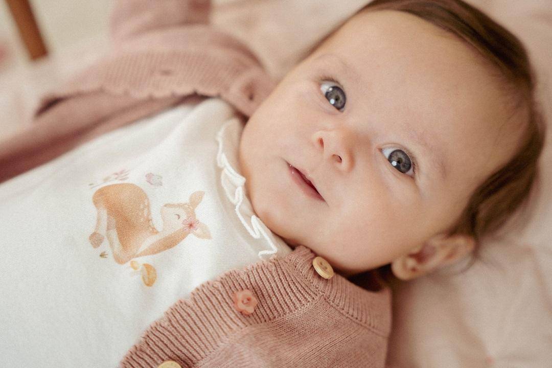 Little Dutch Fairy Pink Strickjacke für Neugeborene – weiche Bio-Baumwolljacke mit Knöpfen in Holzoptik