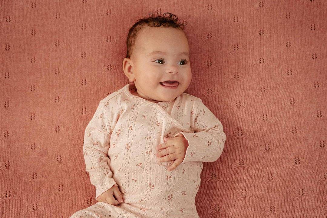 Cache-cœur bébé fille rose – doux et pratique pour les premières semaines