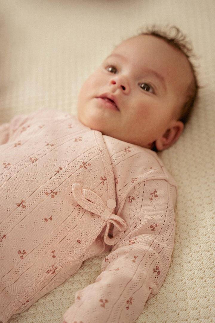 Cache-cœur bébé fille rose – doux et pratique pour les premières semaines