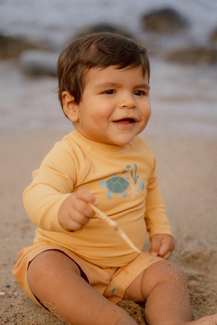 Maillot de bain à manches longues Seashells Sunny Yellow | Little Dutch