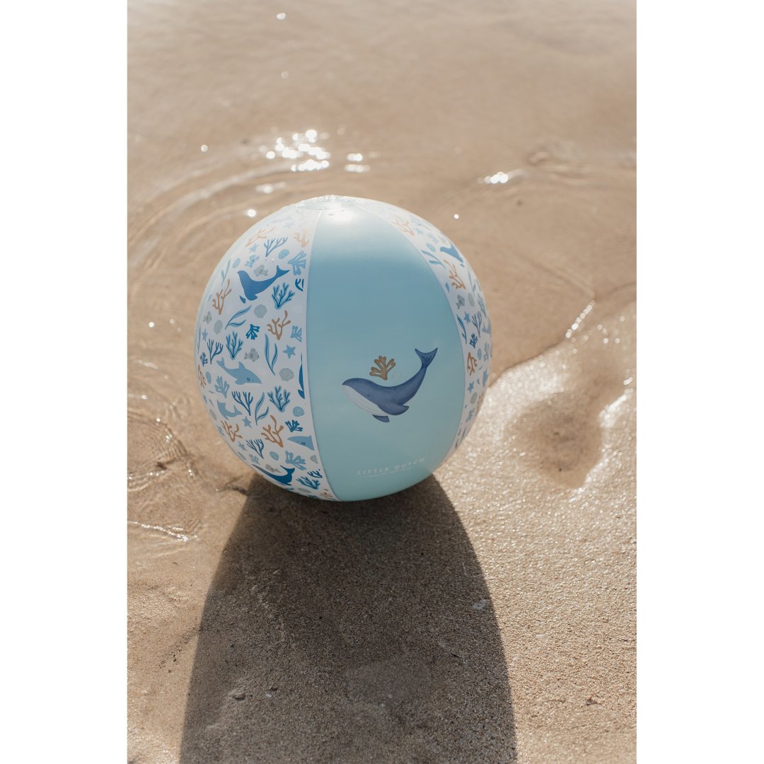 Blauer Little Dutch Strandball Ocean Dreams mit maritimen Motiven