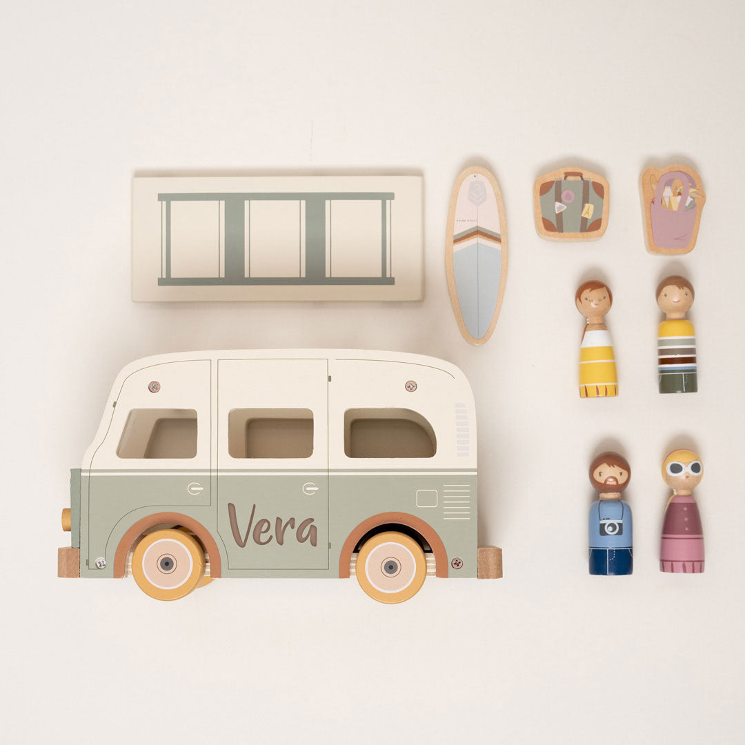 Van mit Spielfiguren