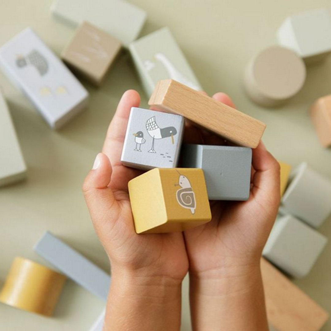 Blocs de construction en bois dans la boîte bleue