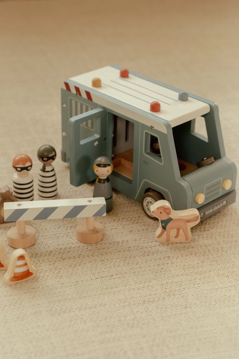 Polizeibus aus Holz mit Pylonen und Absperrung