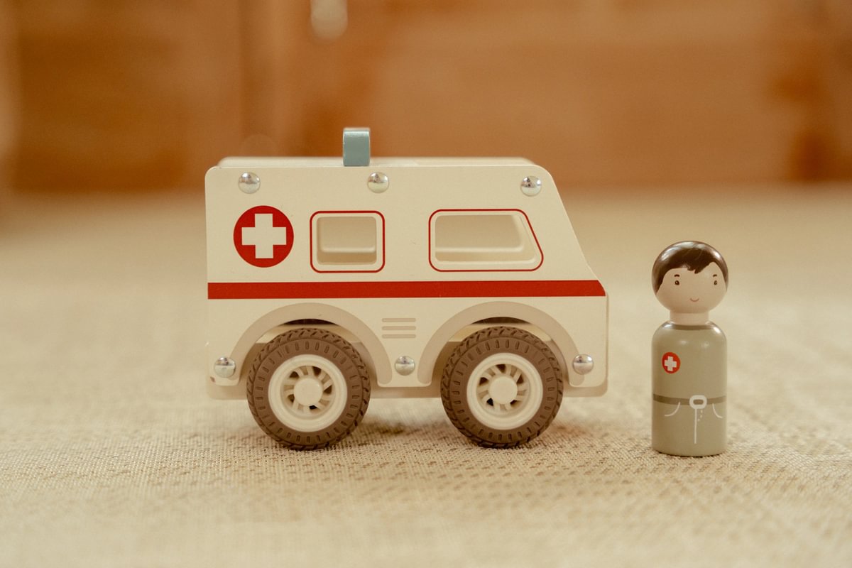 Ambulance en bois personnalisable avec prénom