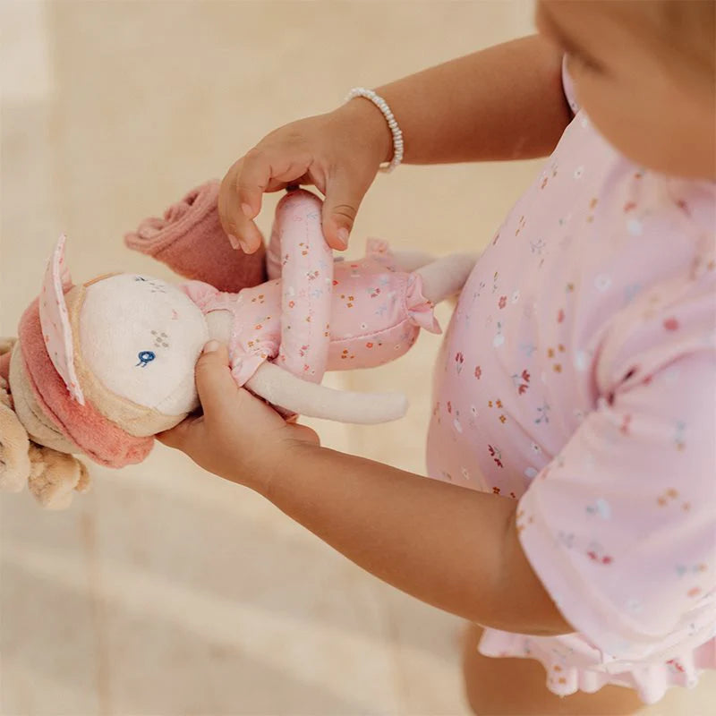 Kuschelpuppe Mila zum Kuscheln und Spielen
