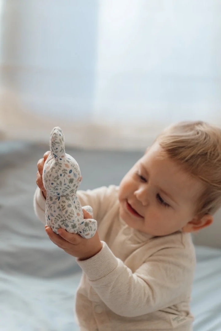 Miffy Kuscheltier Lucky Leaves 15 cm – seitliche Produktansicht