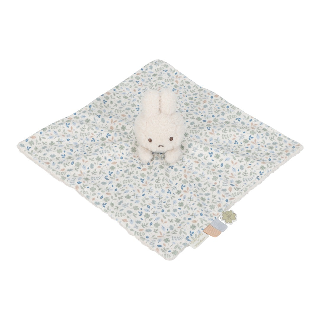 Miffy Lucky Leaves Schnuffeltuch – Detailansicht des blauen weichen Kuscheltuchs mit verschiedenen Etiketten zum Fühlen und Entdecken