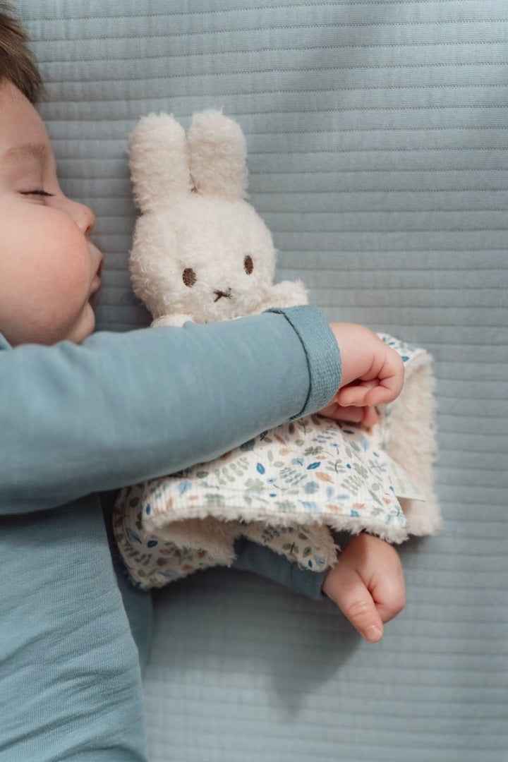 Miffy Schnuffeltuch Lucky Leaves – Spielszenenansicht des blauen Baby-Schmusetuchs für Bett, Kinderwagen oder Laufstall