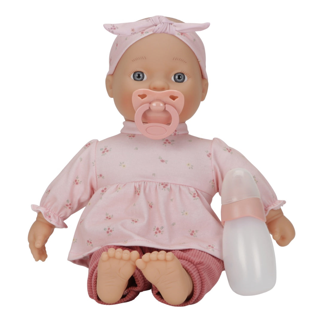Babypuppe Lily in rosa Kleidung – Produktansicht mit Puppenzubehör