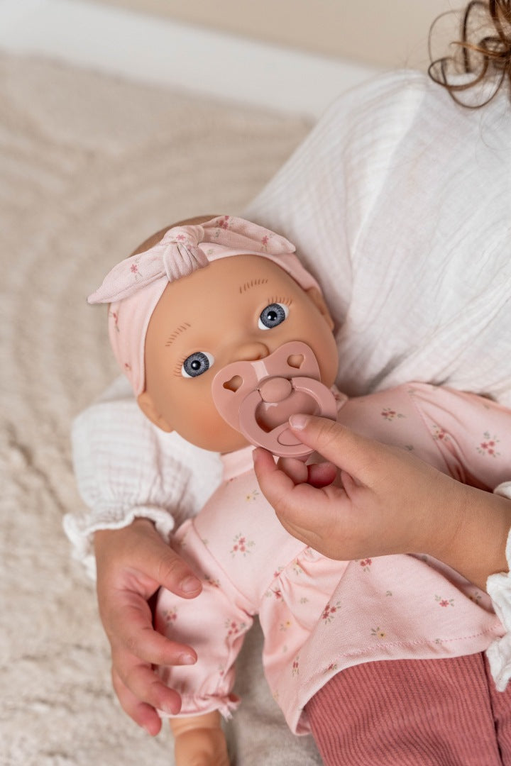Kind spielt mit Babypuppe Lily – weiche Puppe für Rollenspiele und Puppeneltern