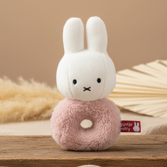 Miffy Rassel Fluffy Pink 16 cm von Tiamo – weiche rosa Babyrassel mit Glocke