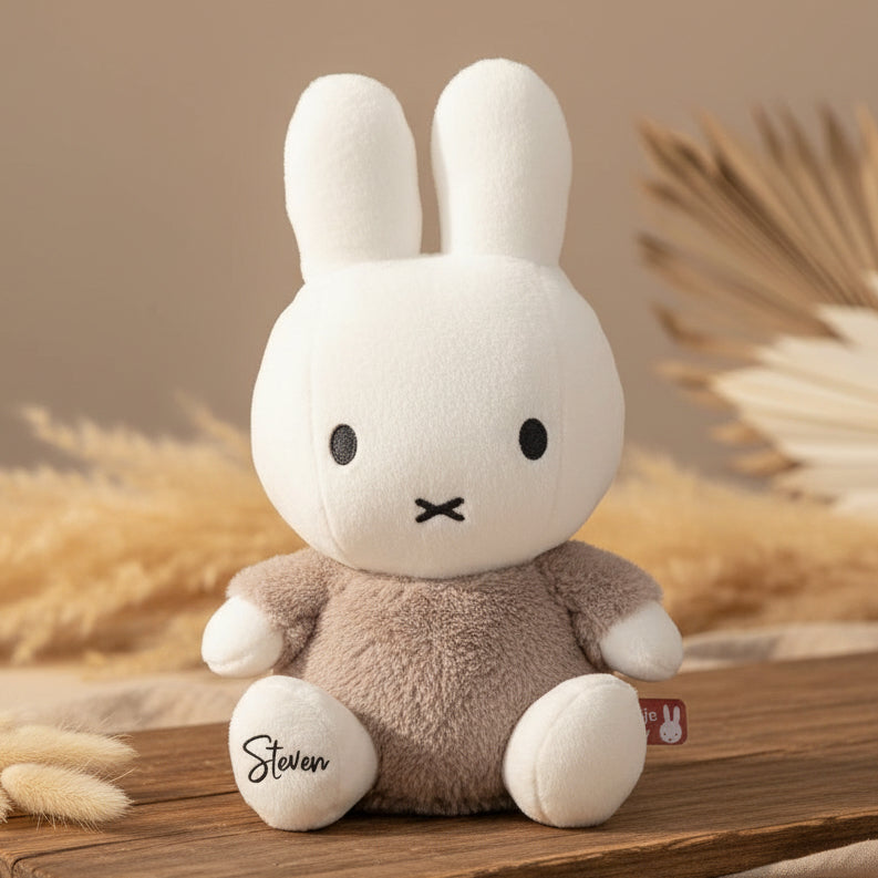 Personalisiertes Miffy Kuscheltier Hase Fluffy Taupe 25 cm mit Plott – weicher Baby-Kuschelhase als persönliches Geschenk zur Geburt