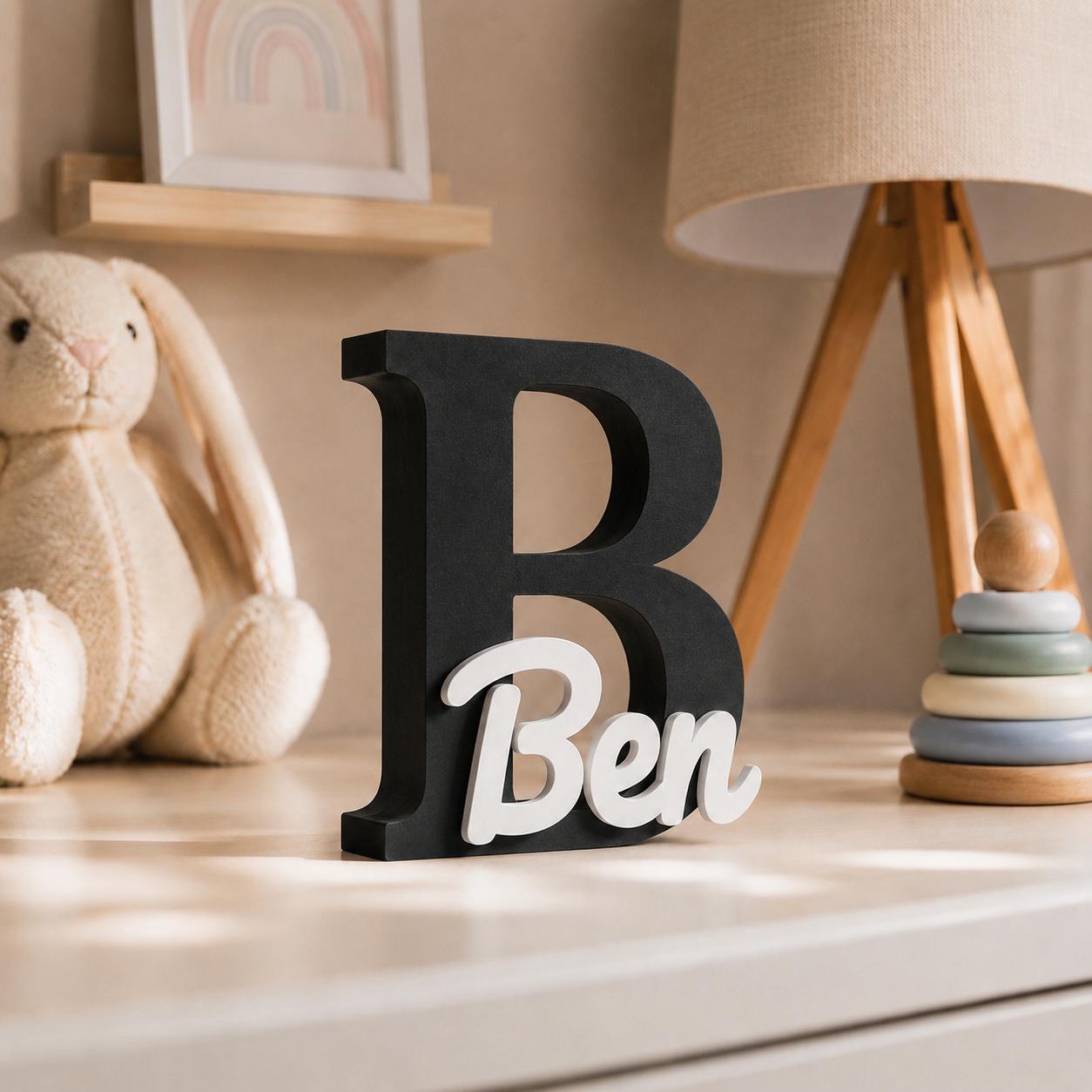 Plaque nominative personnalisée avec grande lettre noire et nom – Décoration de chambre d'enfant dans la couleur de votre choix