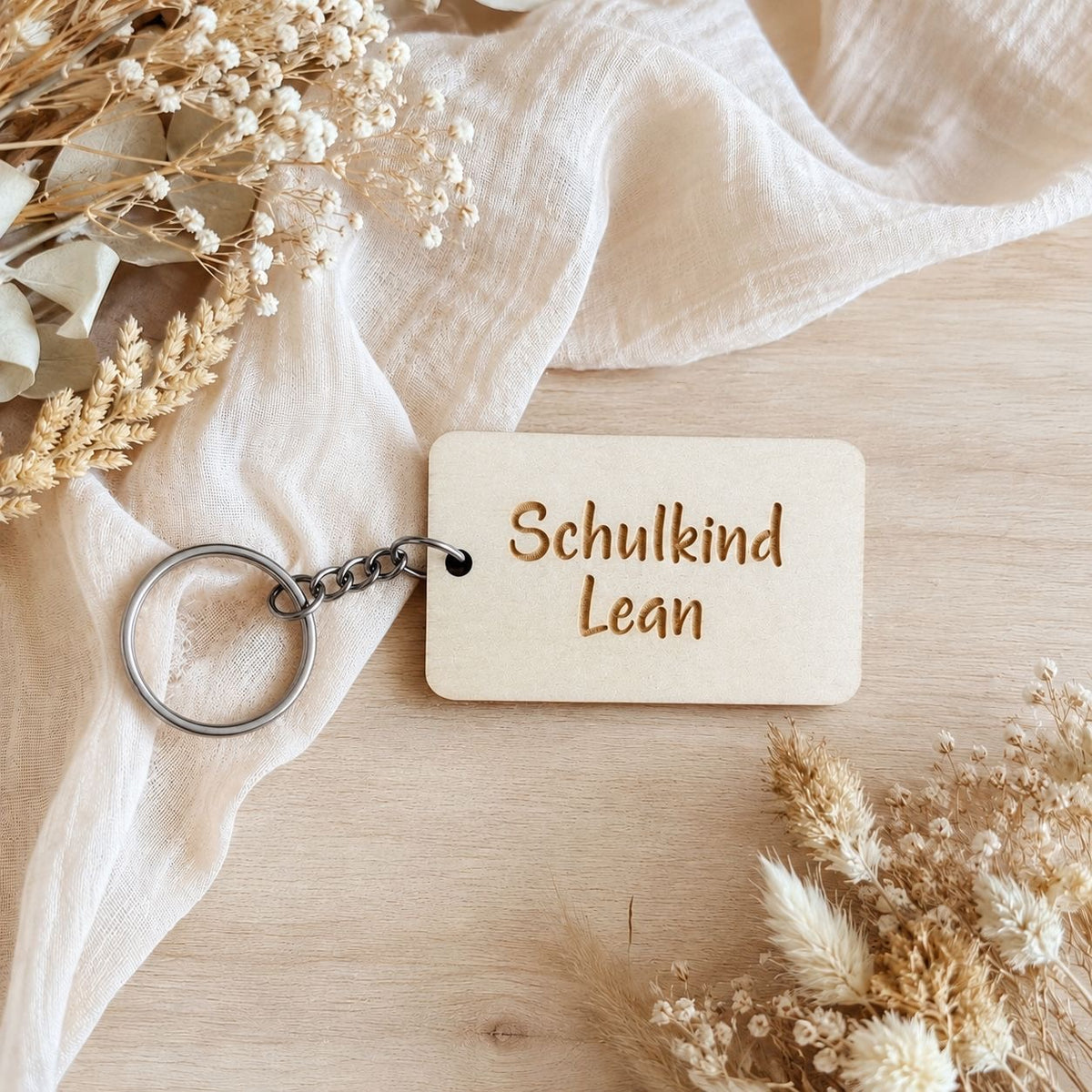 Personalisierter Schulkind-Schlüsselanhänger aus Holz mit Name Lean zur Einschulung