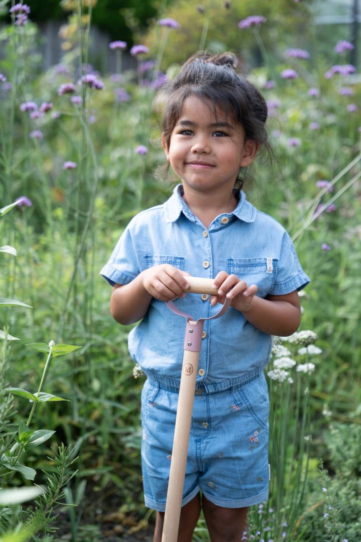 Kind mit personalisierter Kinderschaufel Fairy Garden in Rosa – Gartenwerkzeug ab 4 Jahren