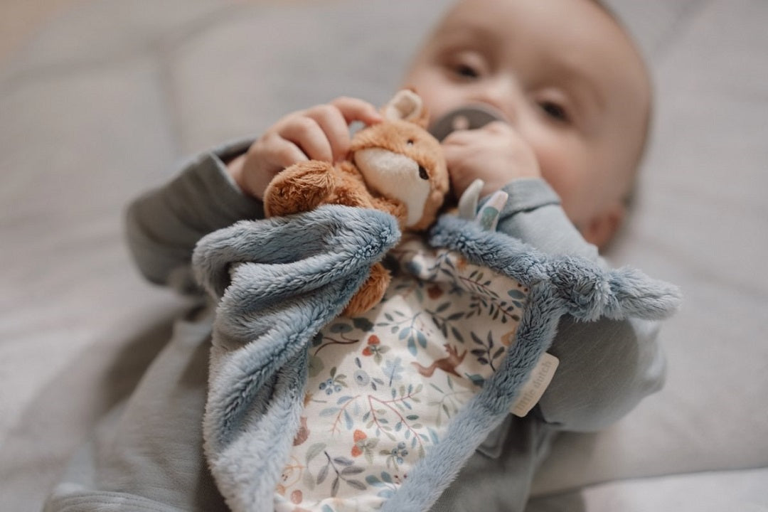 Little Dutch Schnuffeltuch Fuchs Forest Friends – Detailansicht des bedruckten Schmusetuchs mit Schnuller- und Beißringschlaufe