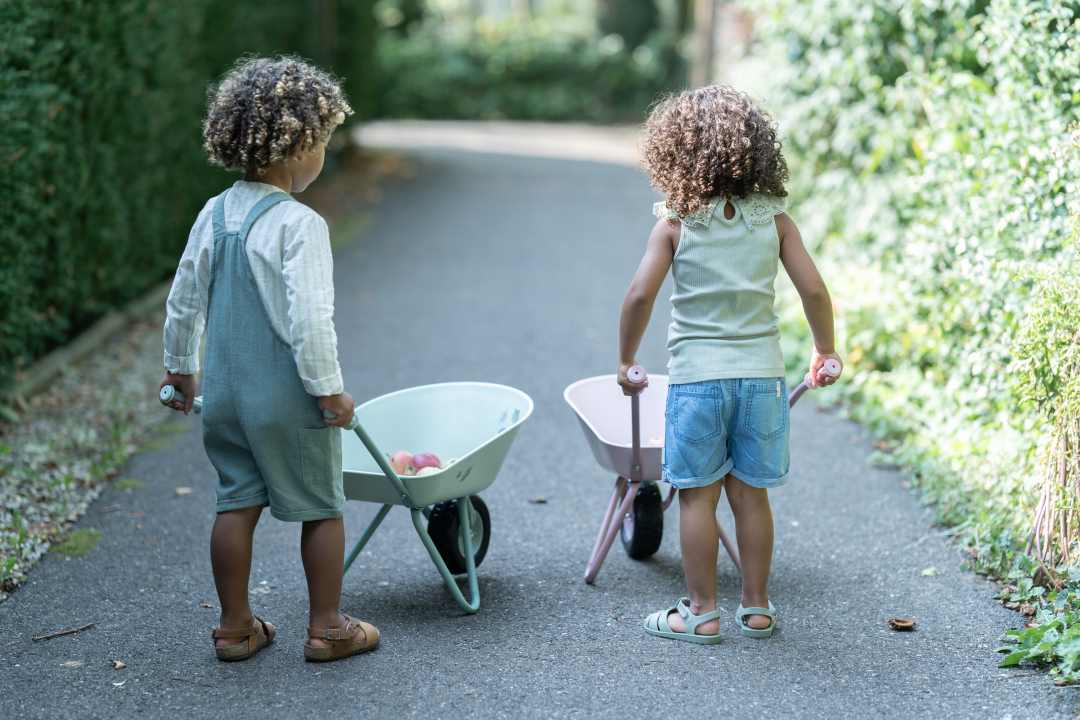 Little Dutch Kinder-Schubkarre in Grün – robuste Schubkarre für Sand, Erde, Blätter und Spielzeug im Garten