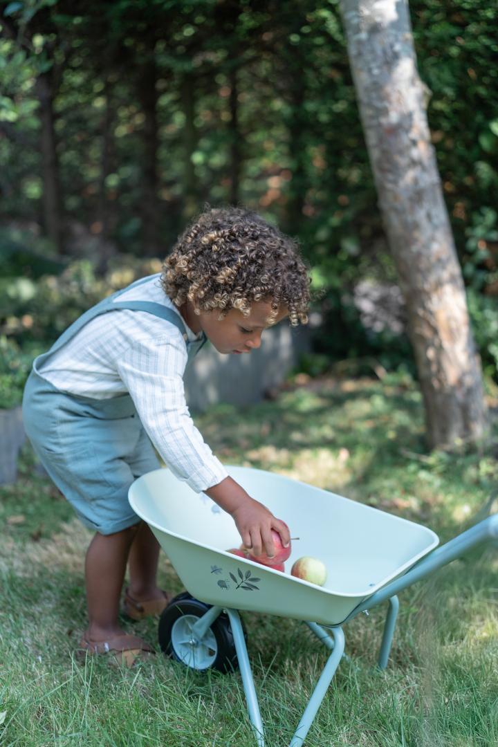 Little Dutch Forest Friends Schubkarre für Kinder – Detailansicht des stabilen Gartenspielzeugs mit Kunststoffrad