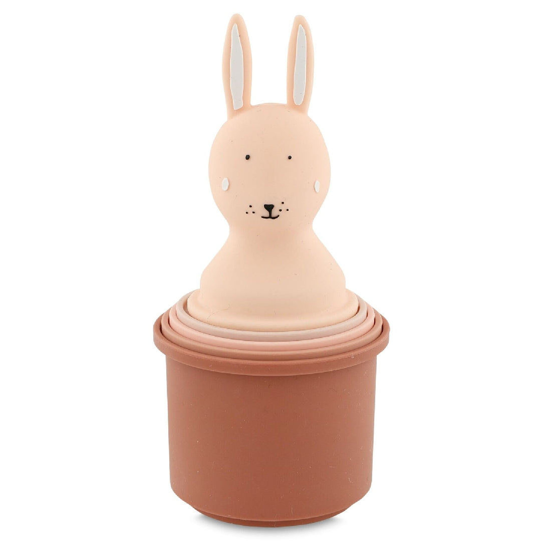 Trixie Stapelbecher-Set Frau Hase aus Silikon – fünf rosa Becher mit unterschiedlichen Formen und Wasseröffnungen