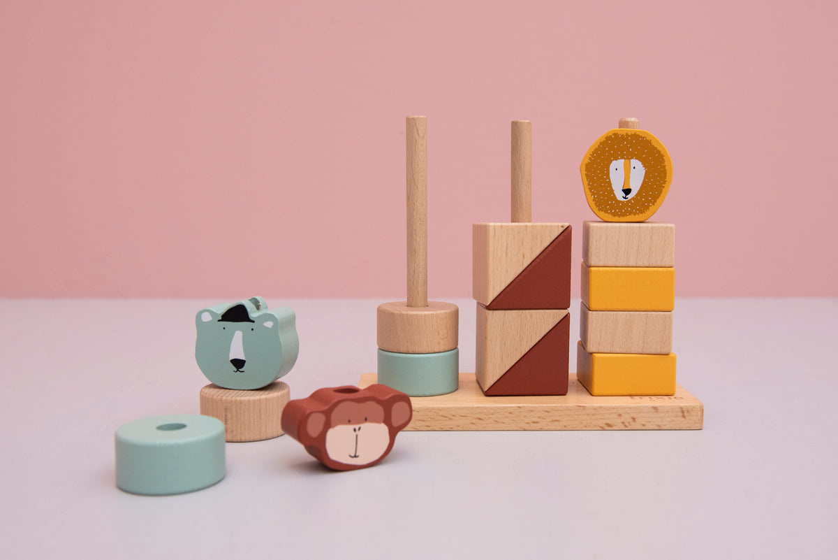 Trixie Holz-Stapelspiel Tiere – Motorikspielzeug mit Affe, Polarbär und Löwe in Gelb, Mint, Rot und Natur