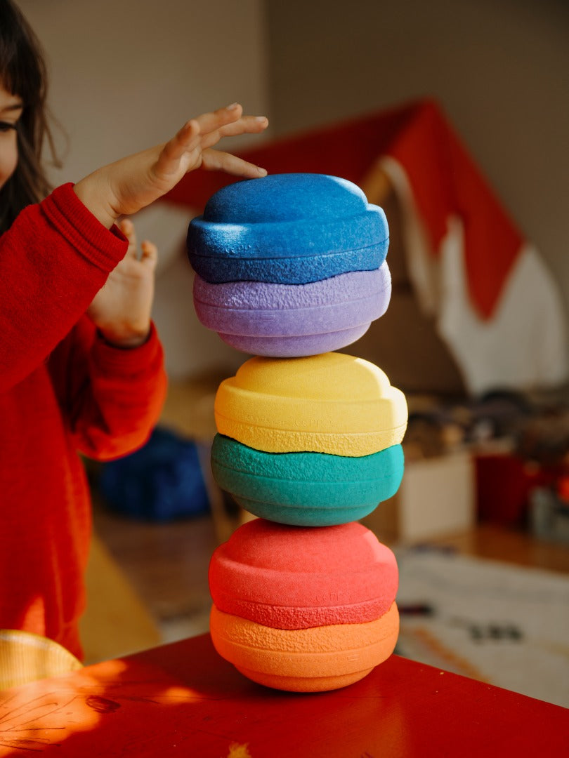 Stapelstein Original Mini Rainbow Classic – sechs leichte EPP-Steine zum Stapeln, Balancieren, Rollen und Spielen drinnen und draußen