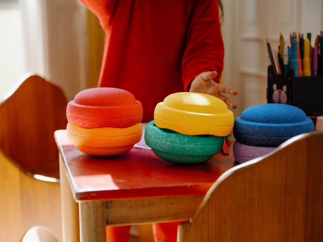 Stapelstein Original Mini Rainbow Classic 6er-Set – kleine Bewegungssteine in Rot, Orange, Gelb, Dunkelgrün, Blau und Lila ab 1 Jahr