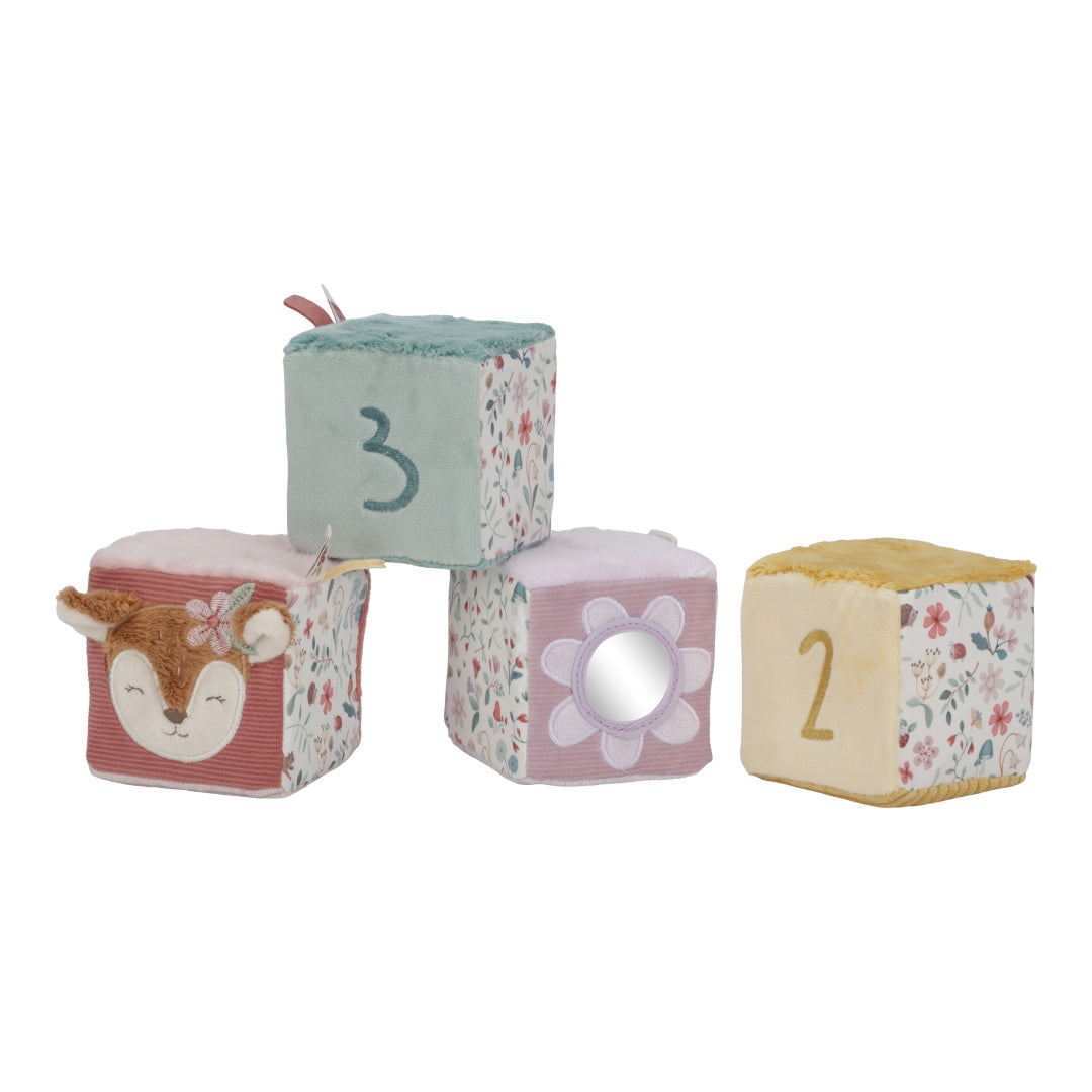 Little Dutch Stoffwürfel-Set Fairy Garden in Pink – vier multisensorische Babywürfel mit Geräuschen, Texturen und verspielten Etiketten