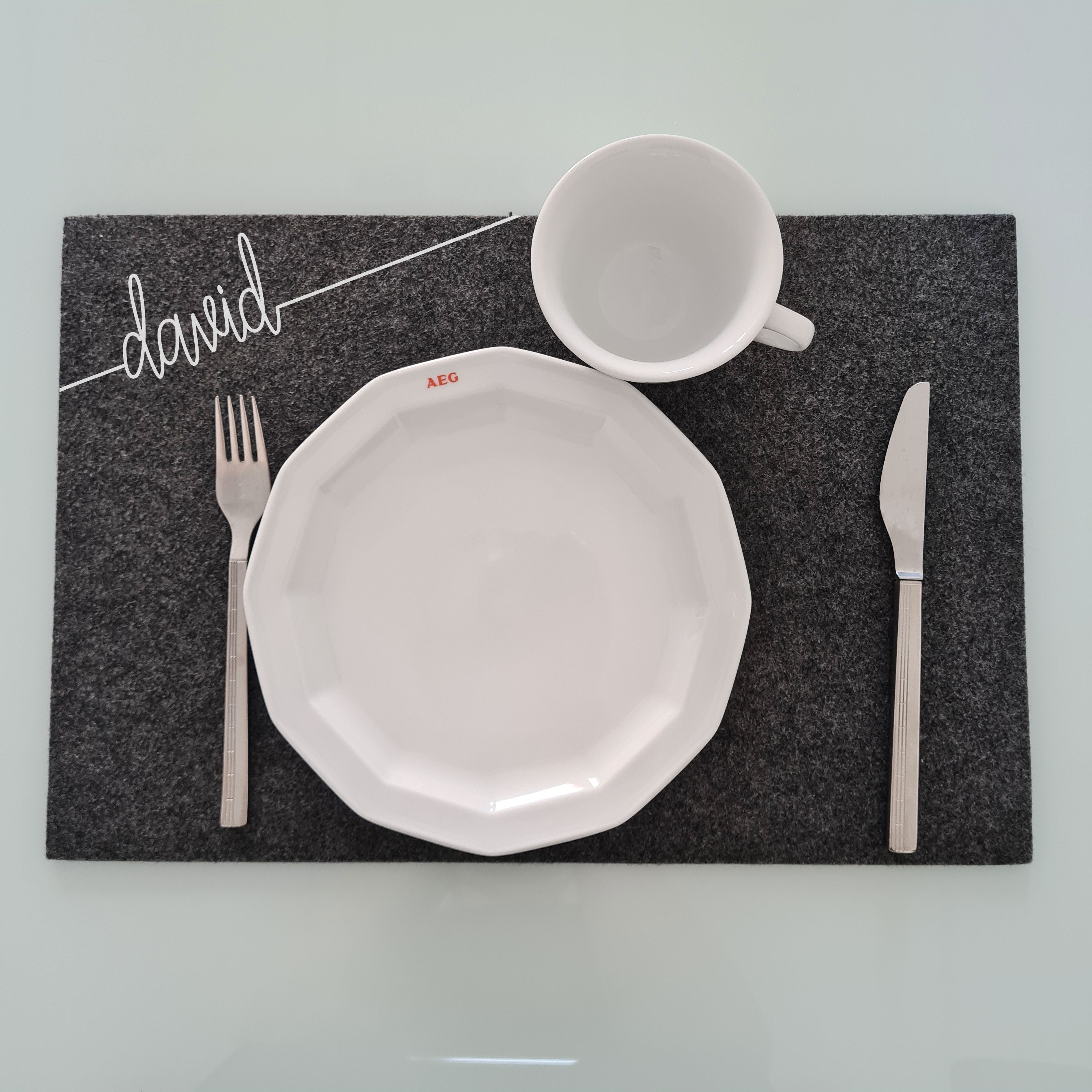 Set de table en feutre gris foncé lavable à 30°C | Personnalisé gratuitement par la guilde