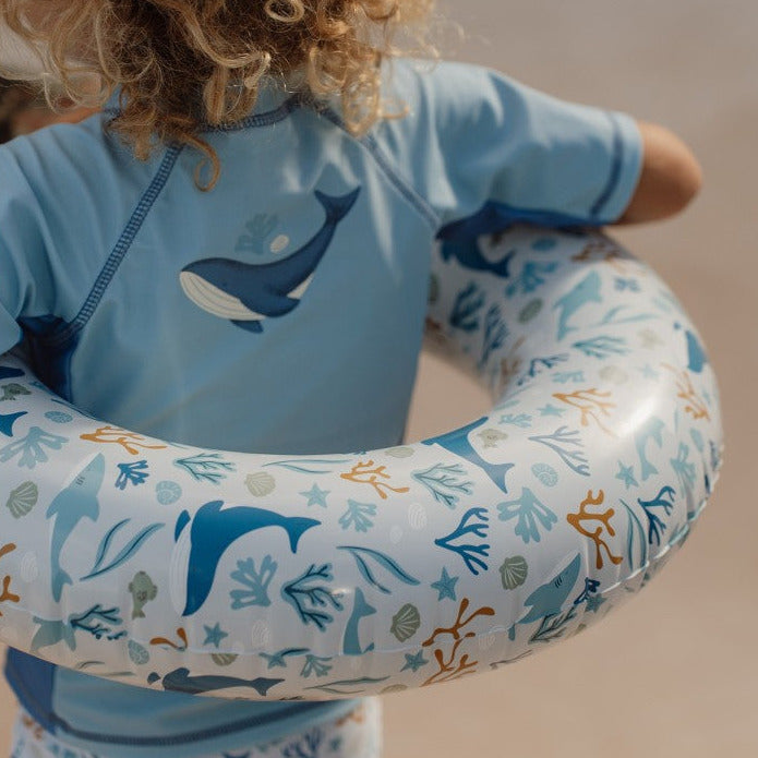 Blauer Kinder-Schwimmring Ocean Dreams mit Meeresmotiven für Pool und Urlaub
