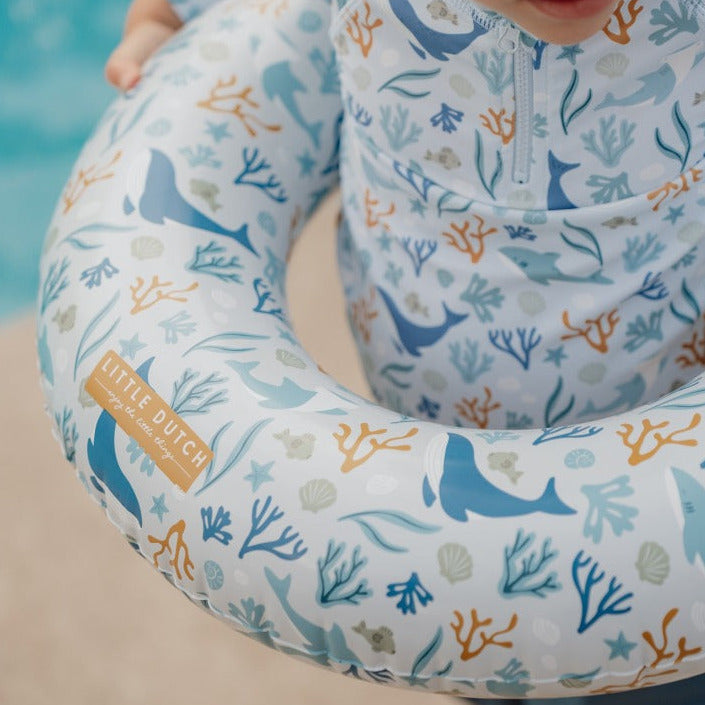 Kind mit blauem Ocean Dreams Schwimmring am Pool – aufblasbar, 50 cm Durchmesser