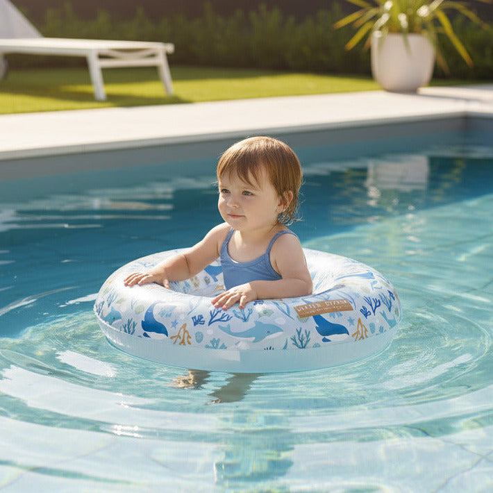 Kind mit blauem Ocean Dreams Schwimmring im Pool – 50 cm, geeignet ab 3 Jahren