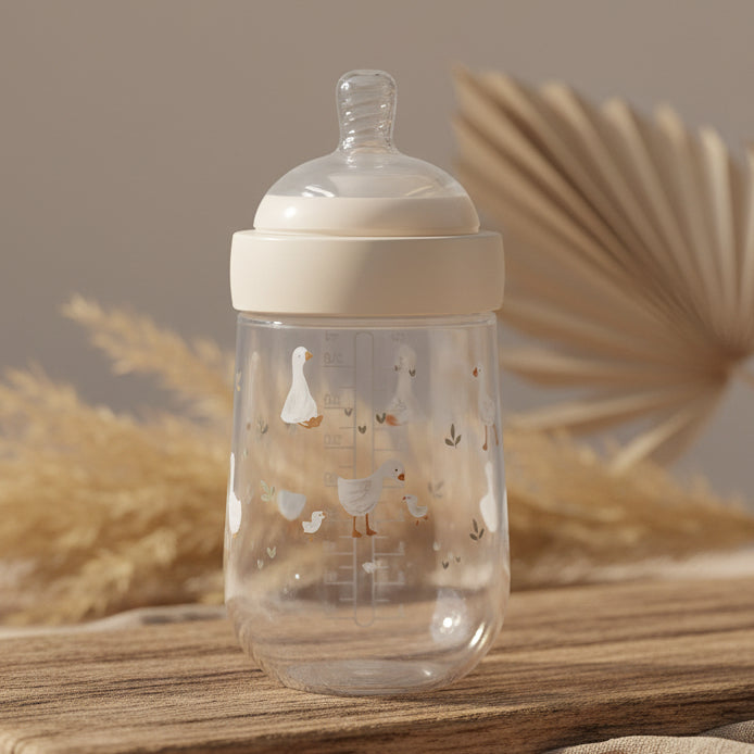 Babyflasche mit Gans Motiv und 240 ml Fassungsvermoegen fuer Babys zum sicheren Trinken im Alltag