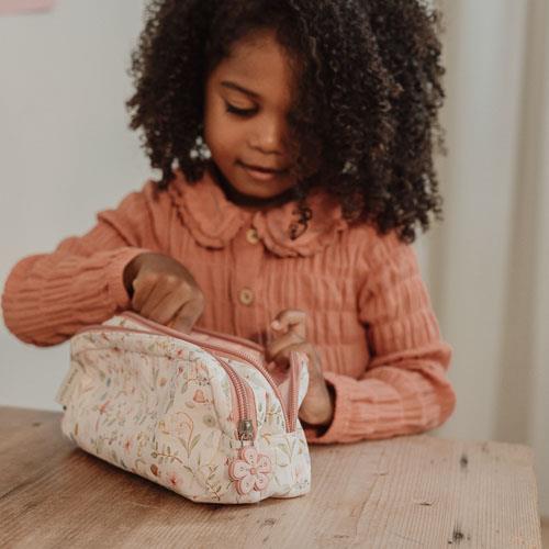 Federmaeppchen mit Fairy Garden Motiv fuer Kindergarten, Schule und kreative Stunden mit ausreichend Platz fuer Stifte und Zubehoer