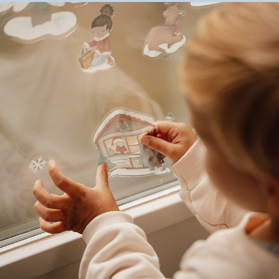 Fenstersticker mit weihnachtlichen Motiven fuer Kinder zum Dekorieren von Fenstern, Spiegeln und glatten Oberflaechen in der Adventszeit