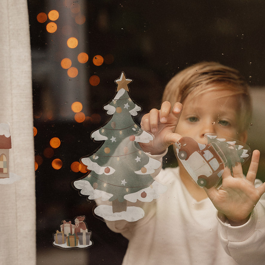 Fenstersticker mit weihnachtlichen Motiven fuer Kinder zum Dekorieren von Fenstern, Spiegeln und glatten Oberflaechen in der Adventszeit