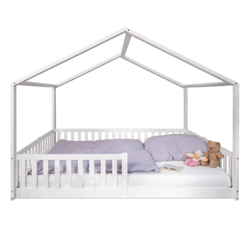 Hausbett 140x200 cm in Weiß als Bodenbett ohne Dekoration, minimalistisches Produktbild im Montessori Stil