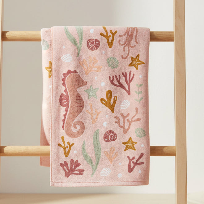Weiches Kinder Badehandtuch mit Ocean Dreams Pink Motiv und zum Abtrocknen nach dem Baden, Schwimmen oder Strandbesuch