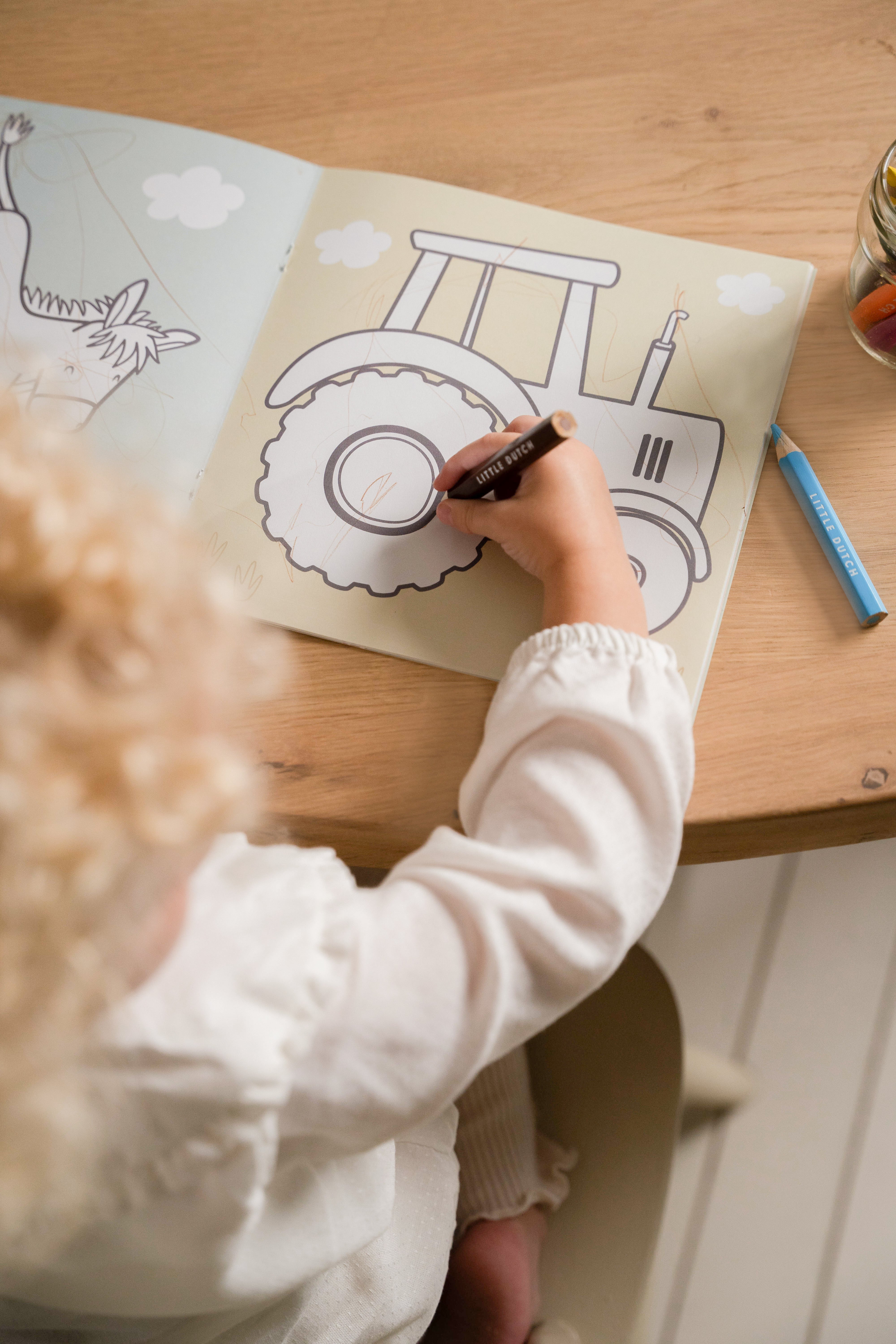 Malbuch fuer Kinder mit liebevollen Bauernhof Motiven zum Ausmalen, Basteln und kreativen Gestalten