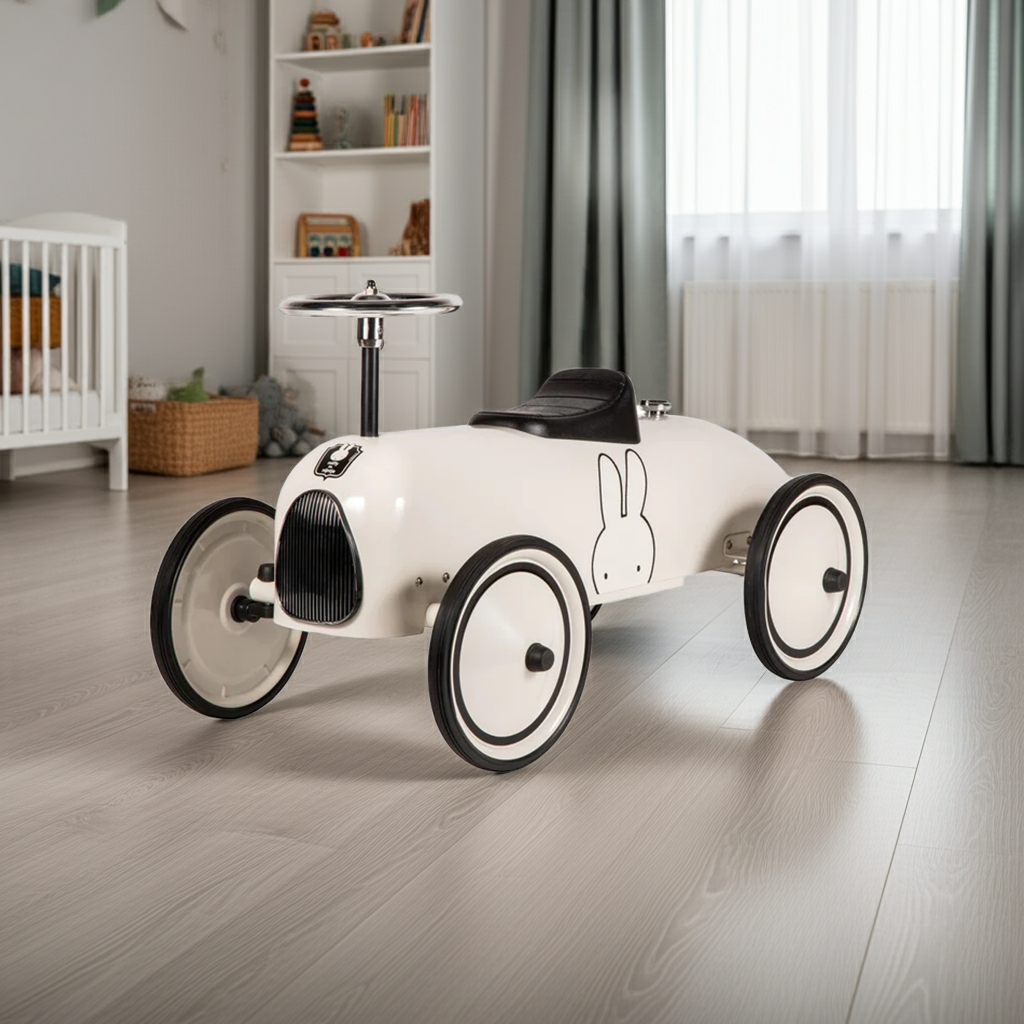 Weißes Retro Rutschauto für Kinder im Kinderzimmer – stilvolles Laufauto zur Förderung von Motorik und Gleichgewicht