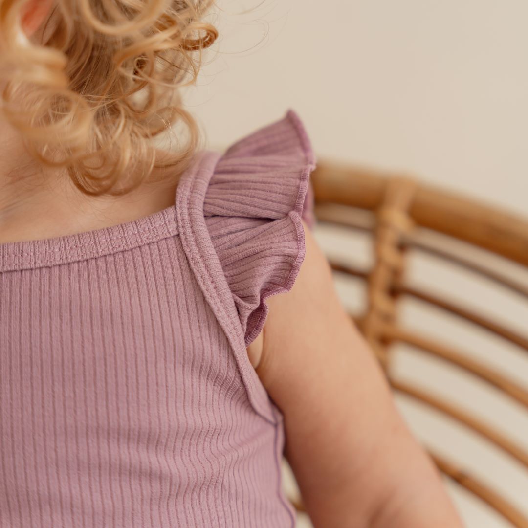 Kinder Top in Mauve mit verspielten Rueschen aus weichem Material fuer warme Tage, Freizeit und besondere Anlaesse