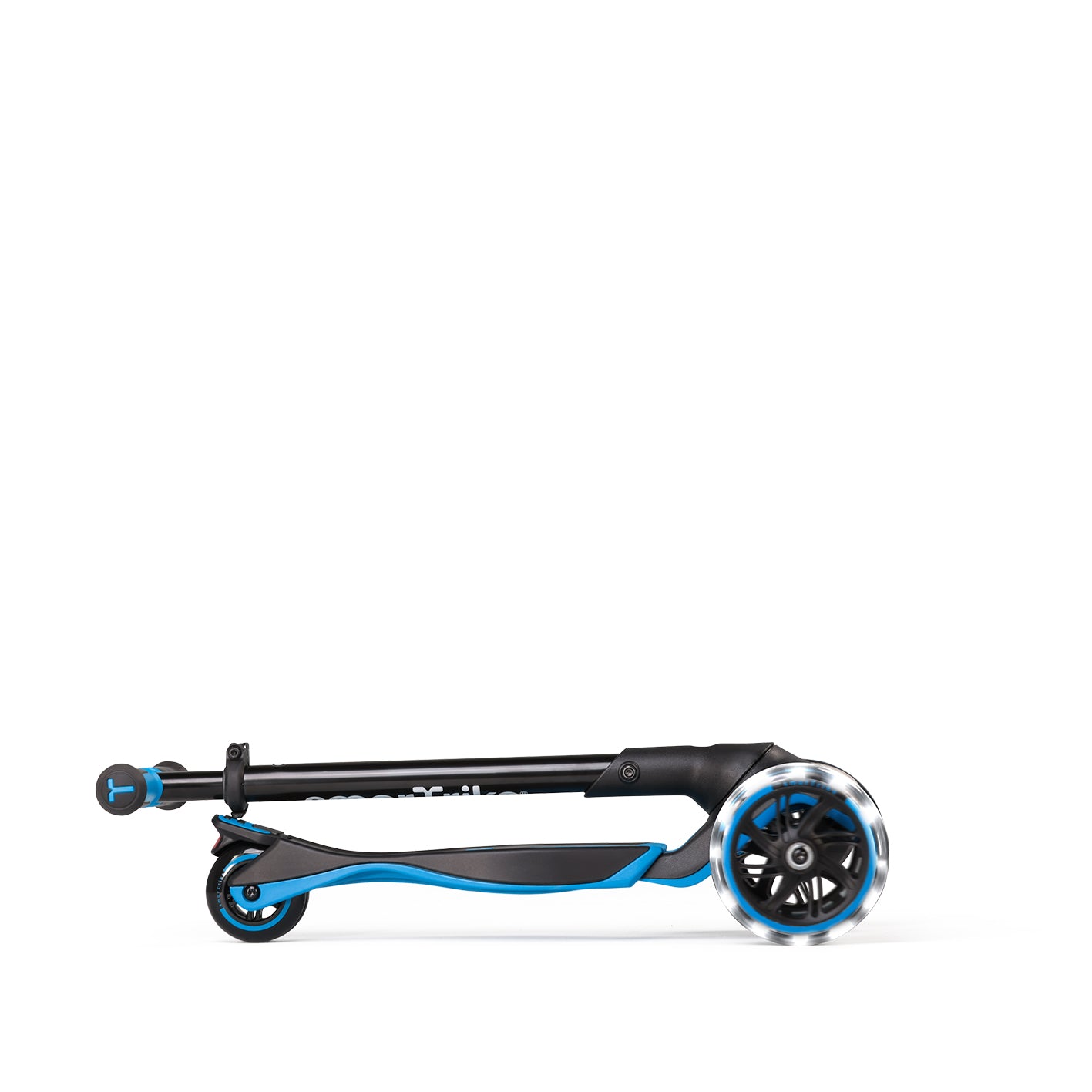 Blauer Kinderroller zusammengeklappt mit LED-Rädern – kompakter faltbarer Scooter für einfachen Transport und platzsparende Aufbewahrung
