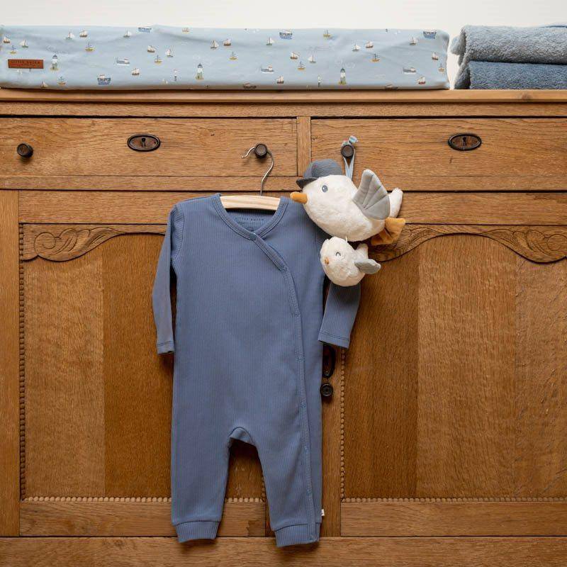 Langarm Wickelstrampler aus weicher Baumwolle fuer Babys mit praktischer Wickeloeffnung und hohem Tragekomfort