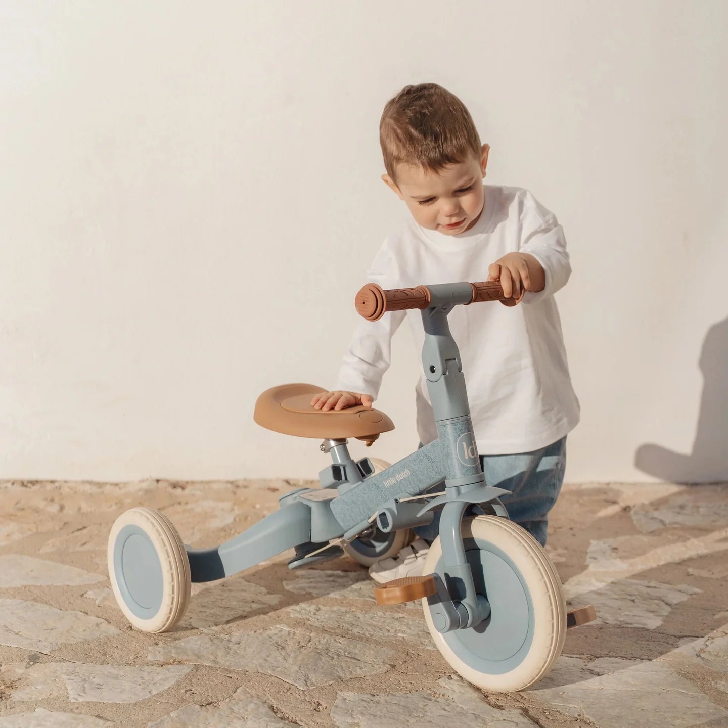 Little Dutch Tricycle 4-in-1 in Blau als Dreirad und Laufrad mit Schubstange für Kinder ab 1 Jahr. Das mitwachsende Kinderfahrzeug fördert Balance, Koordination und Motorik und eignet sich ideal als erstes Dreirad.