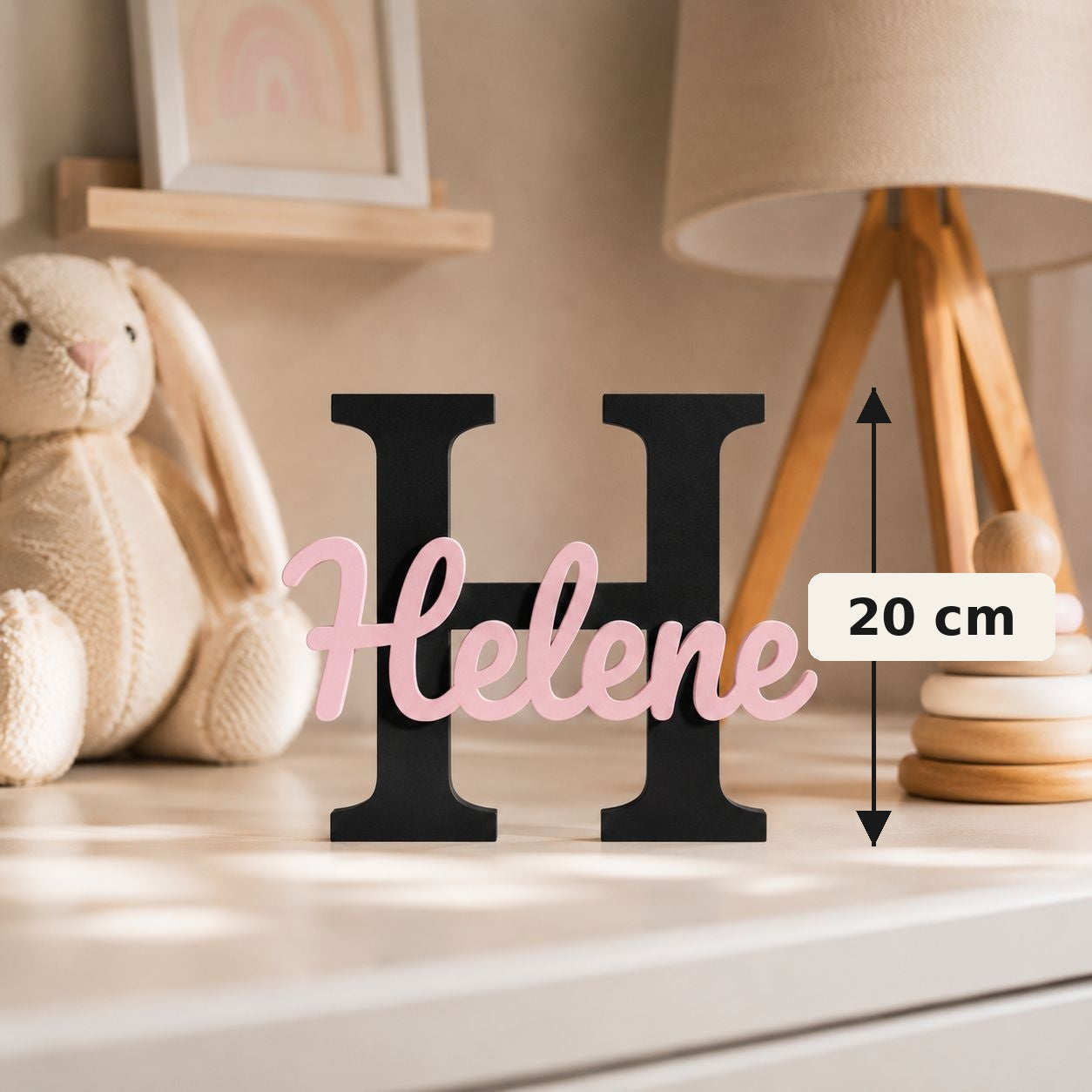 Namensschild Helene mit schwarzem Großbuchstaben rosa Namen und 20 cm Größenangabe für das Kinderzimmer