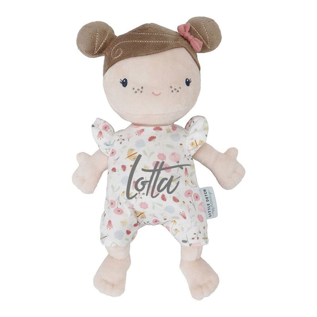 Personalisierte Stoffpuppe mit Name für Mädchen. Weiche Kuschelpuppe als besonderes Geschenk zur Geburt, Taufe, Babyshower oder zum Geburtstag. Individuell bei Schmatzepuffer personalisiert und ein liebevoller Begleiter zum Kuscheln, Spielen und Erinnern.